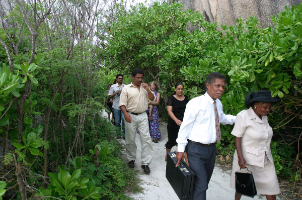SeychellesParis2004070